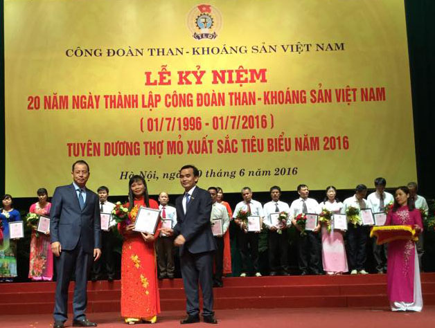 Công nhân tiêu biểu được tuyên dương tại lễ kỷ niệm 20 năm ngày thành lập Công đoàn Than - Khoáng sản Việt Nam